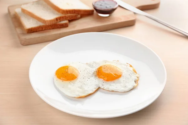 Жареные яйца, хлеб и джем — стоковое фото
