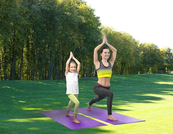 Anne ve kızı yoga yapıyor. — Stok fotoğraf