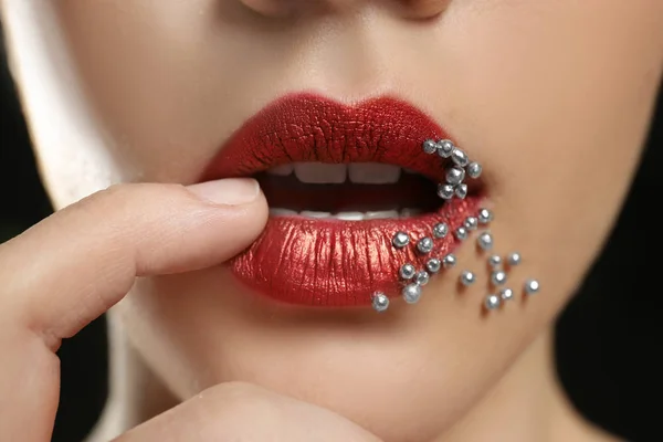 Lippen der schönen jungen Frau mit Streuseln bedeckt — Stockfoto