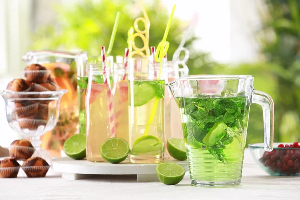 Gläser mit verschiedenen Arten von Limonade — Stockfoto