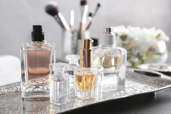 Поднос с бутылками духов
