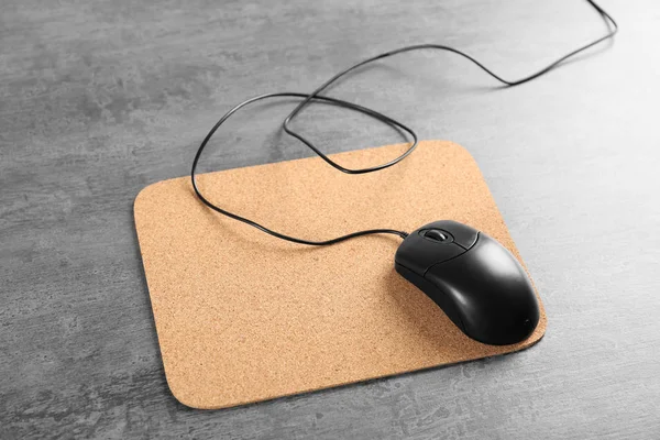 Tappetino bianco e mouse wireless — Foto Stock