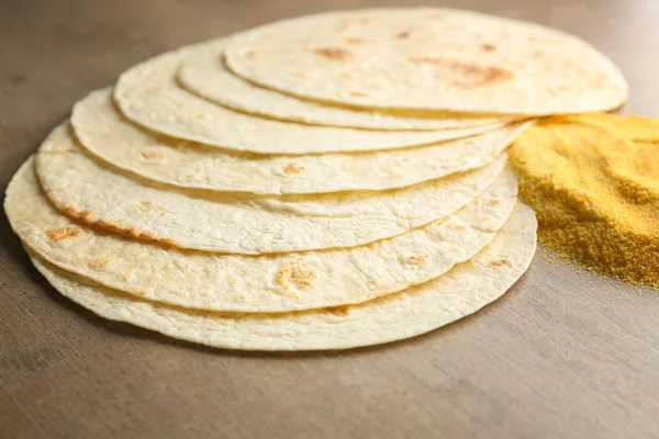 Composição com tortilhas ázimos e farinha de milho — Fotografia de Stock