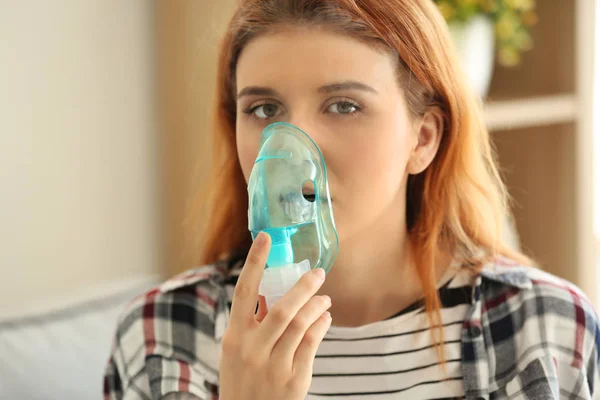 Молода жінка використовує туманність для астми — стокове фото
