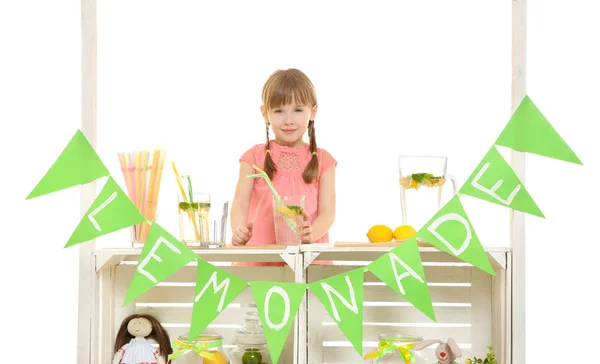 Carina bambina che vende limonata — Foto Stock