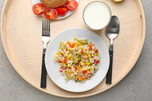 Dienblad met heerlijk eten op tafel — Stockfoto