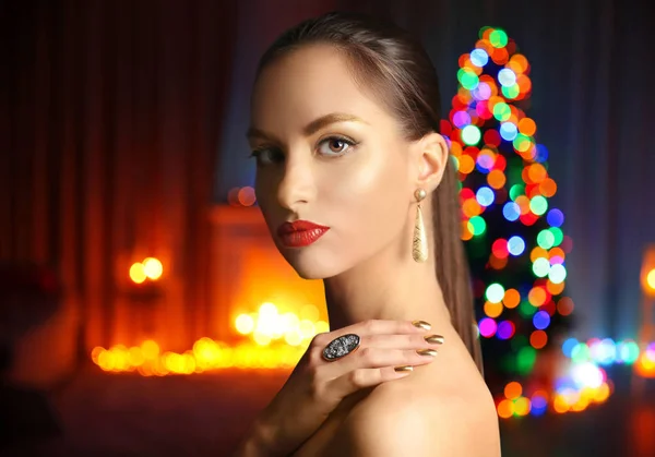 Mujer Joven Con Maquillaje Festivo Habitación Decorada Para Navidad Fondo —  Fotos de Stock
