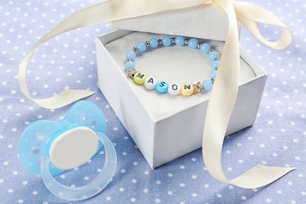 Bracciale con il nome del bambino Mason — Foto Stock