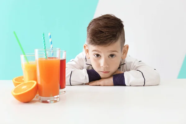 Söt liten pojke med glas juice — Stockfoto