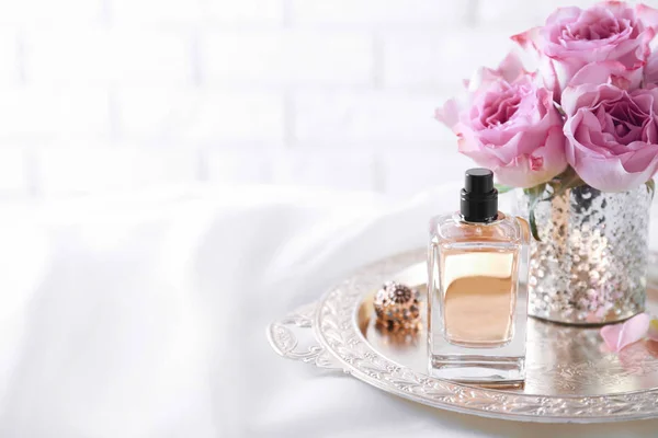 Fém tálca üveg parfüm — Stock Fotó