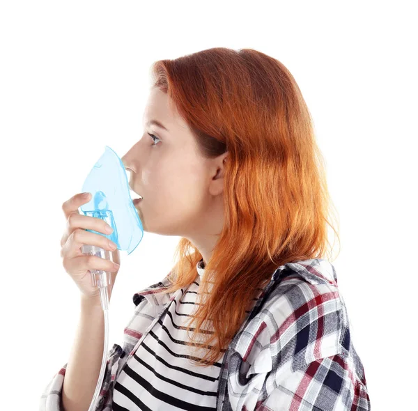 Mujer joven que usa nebulizador para el asma — Foto de Stock