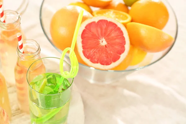 Gläser mit verschiedenen Arten von Limonade — Stockfoto
