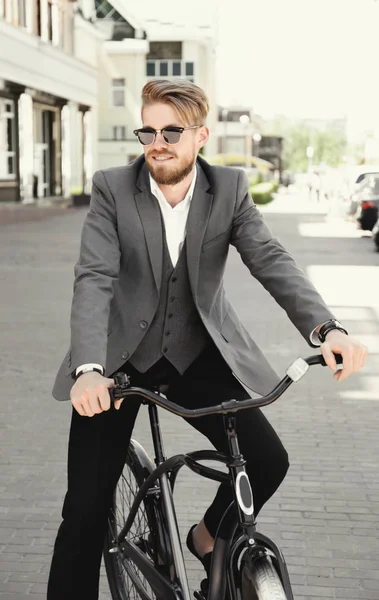 Joven con bicicleta —  Fotos de Stock