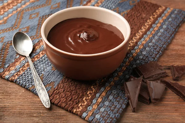 Kom met heerlijke gesmolten chocolade — Stockfoto