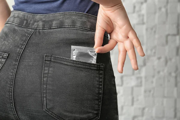 Woman pulling out condom — Stock Photo, Image