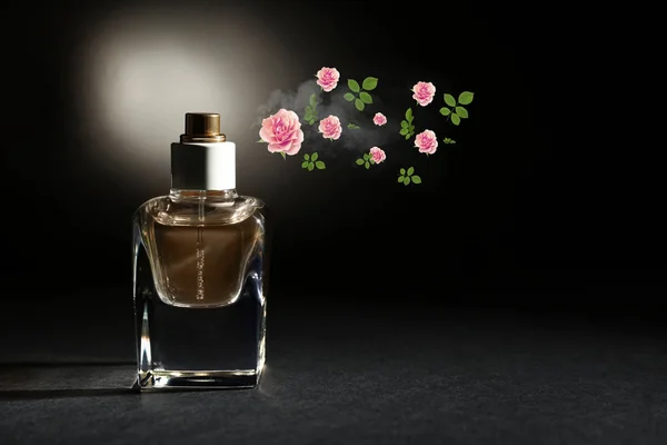 花コンポーネントと香水を吹きかける — ストック写真