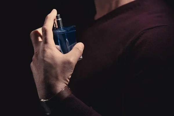 Man met fles parfum — Stockfoto
