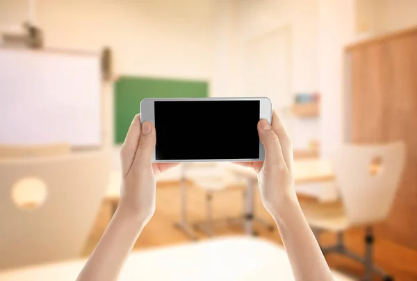 Teacher holding smartphone with blank screen — Stock Photo, Image