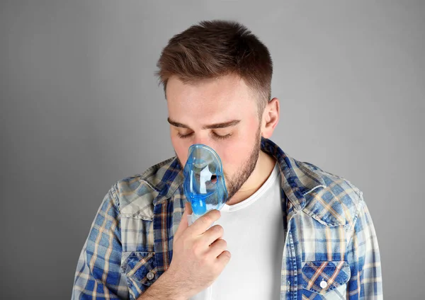 Nebulizatör astım için kullanan genç adam — Stok fotoğraf