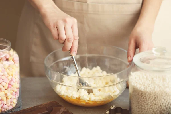 Frau mixt Zutaten für Reisdessert — Stockfoto