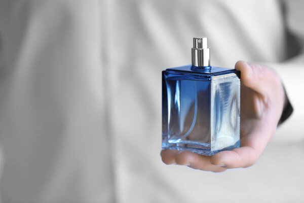 Молодой человек с бутылкой духов
