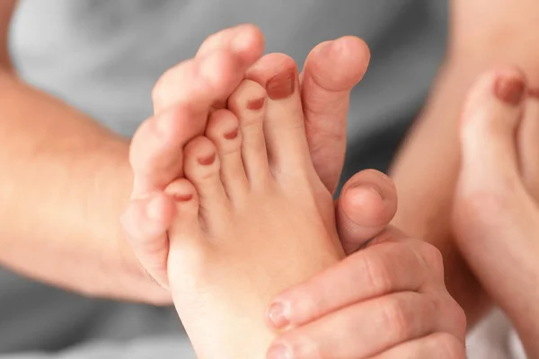 Giovane donna con massaggio ai piedi — Foto Stock