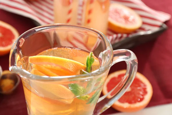 Jarro com limonada refrescante — Fotografia de Stock