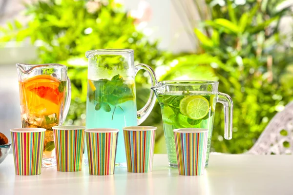 Паперові чашки з різними видами лимонаду — стокове фото