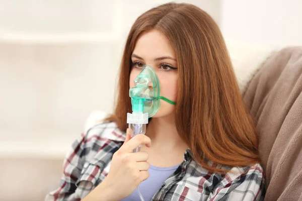 Wanita muda menggunakan nebulizer — Stok Foto