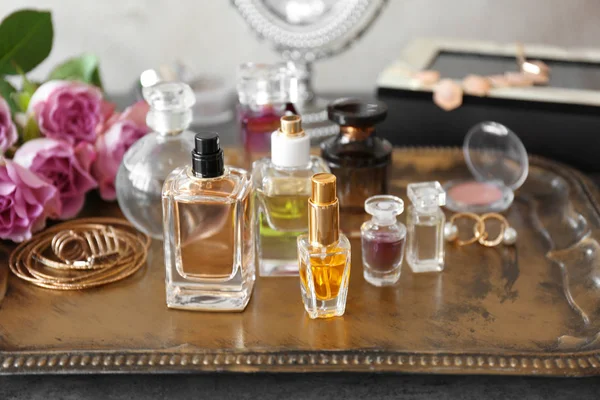 Plateau avec des bouteilles de parfum — Photo