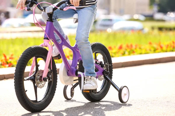 Lindo Niño Pequeño Montar Bicicleta Aire Libre Día Soleado — Foto de Stock