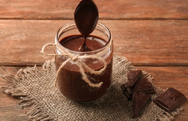 おいしいチョコレート ソース添え jar します。 — ストック写真