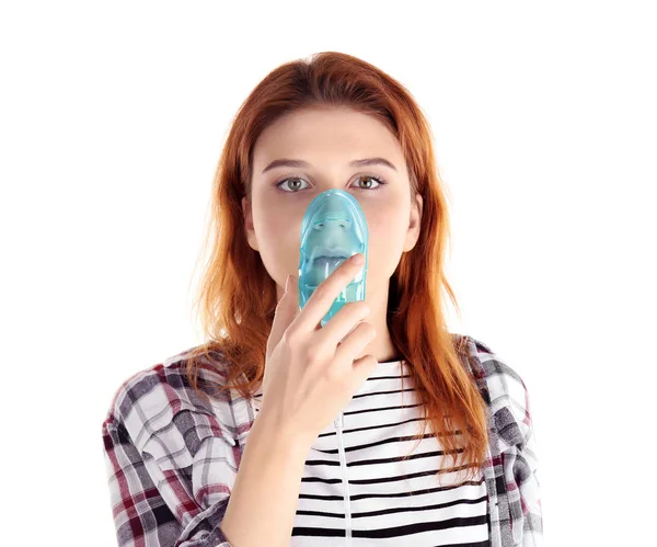 Jovem usando nebulizador para asma — Fotografia de Stock