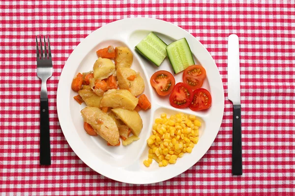 Dienblad met heerlijk eten op tafel — Stockfoto