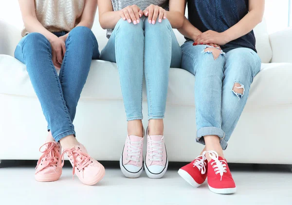 Unga kvinnor med vackra ben — Stockfoto