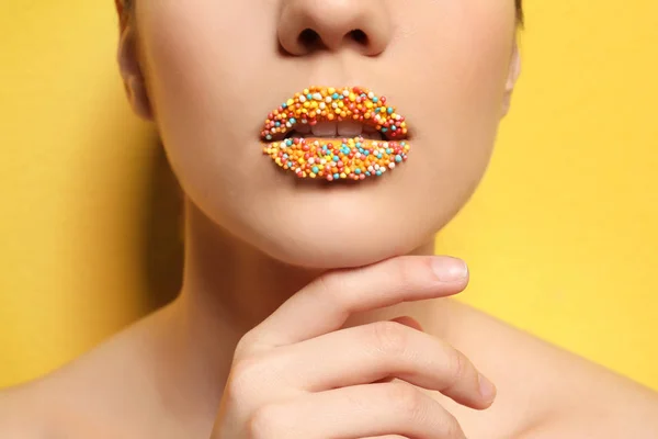 Lips of beautiful young woman covered with sprinkles — Stock Photo, Image