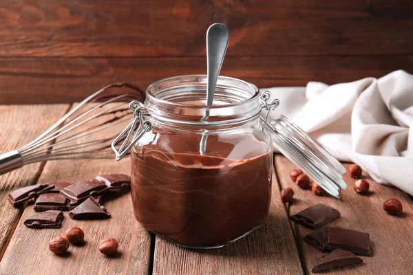 Tarro con deliciosa salsa de chocolate —  Fotos de Stock