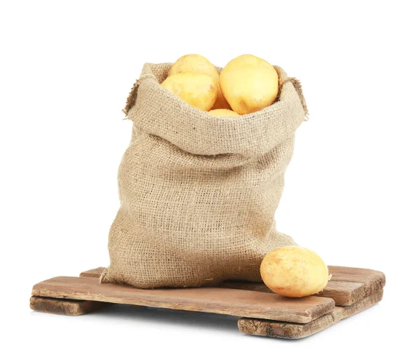 Мешок с картошкой на деревянной доске — стоковое фото