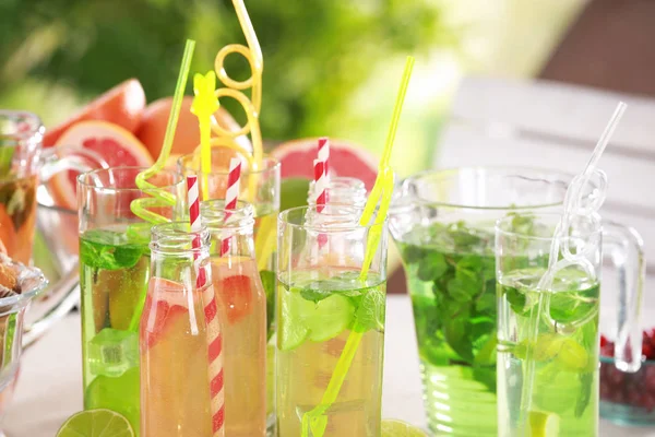 Vetreria con diversi tipi di limonata — Foto Stock