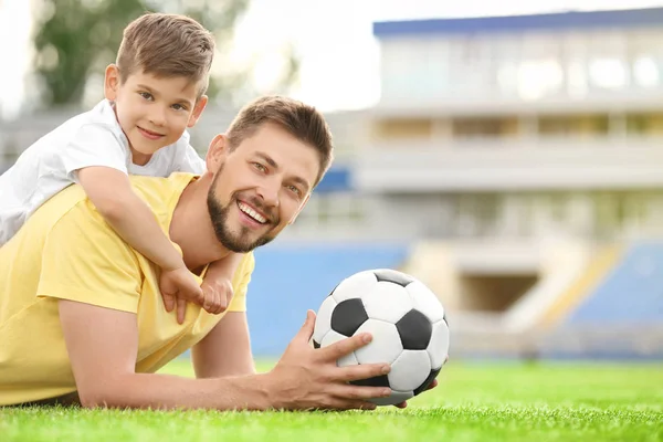 Papá e hijo con pelota de fútbol Imágenes De Stock Sin Royalties Gratis