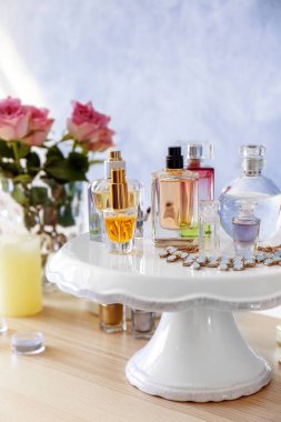 Tepsi parfüm şişe ile