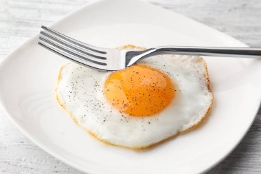 Sahanda yumurta kadar güneşli tarafı ile plaka 