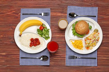 Tepsi masasına lezzetli yemek ile hizmet veren