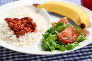 Tepsi masasına lezzetli yemek ile hizmet veren