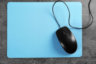 Boş mat ve kablosuz fare  