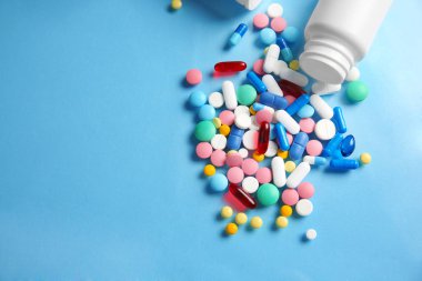 Plastik konteyner ve farklı hapları 