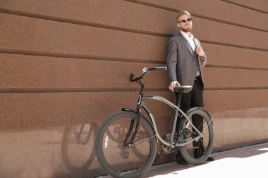 Bisikletli genç adam 