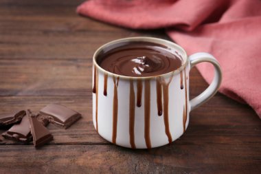 Fincan lezzetli çikolata sos ile 