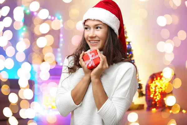 산타 모자 선물을 들고 있는 여자 — 스톡 사진