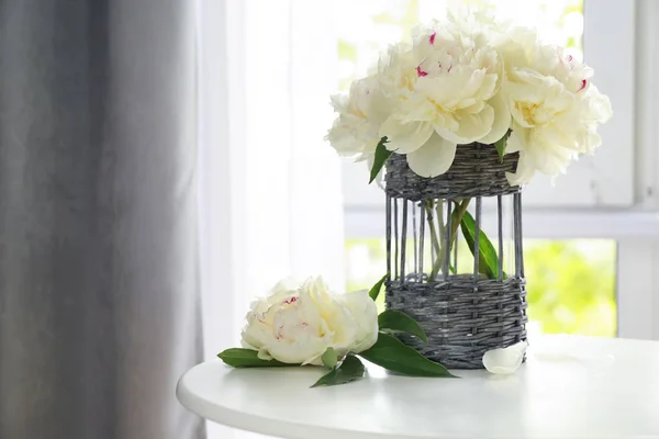 Jarrón con hermosas flores de peonía — Foto de Stock